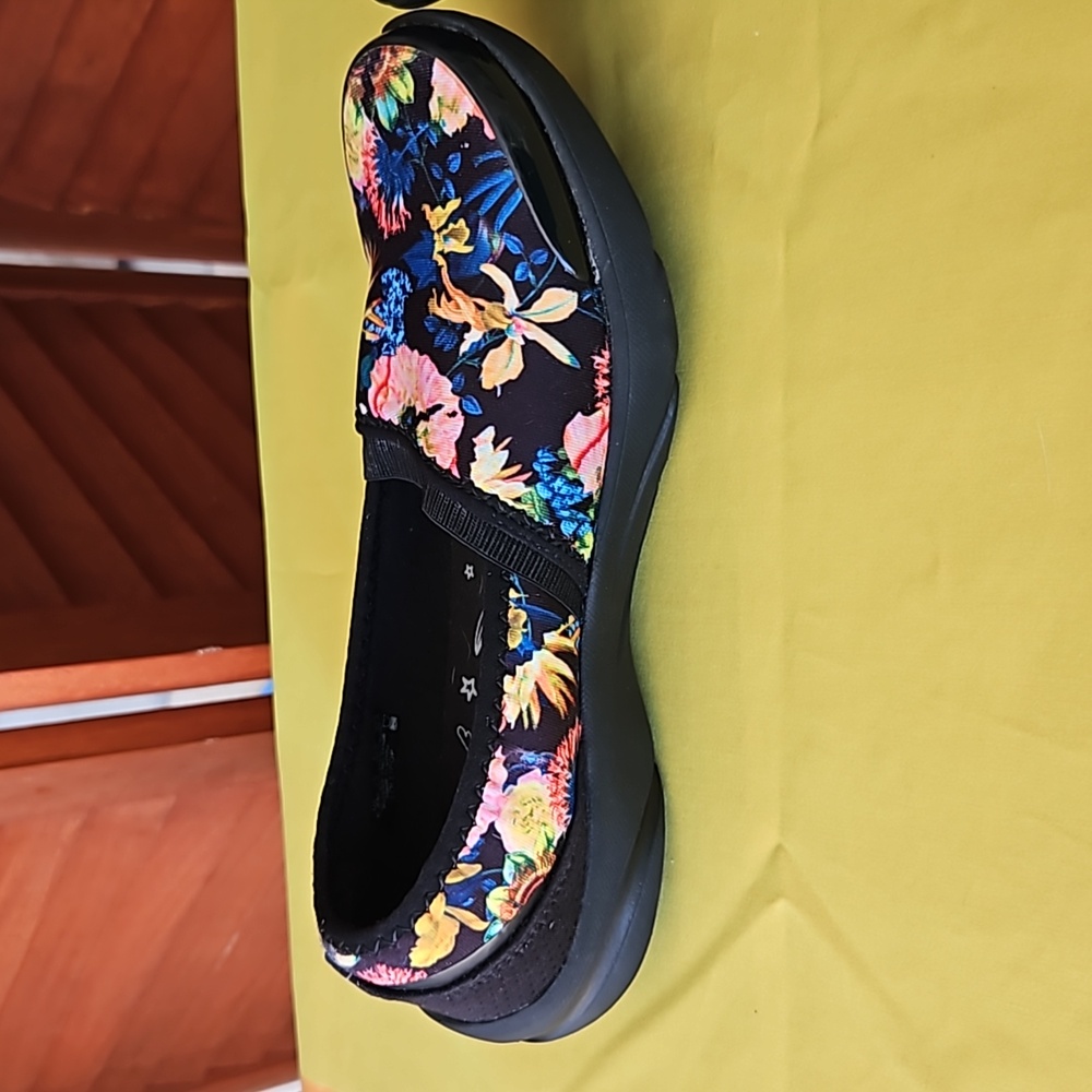 Bzees Women's Lollipop slip on floral print memory foam flats. Women's size 6.5M - Picture 8 of 10